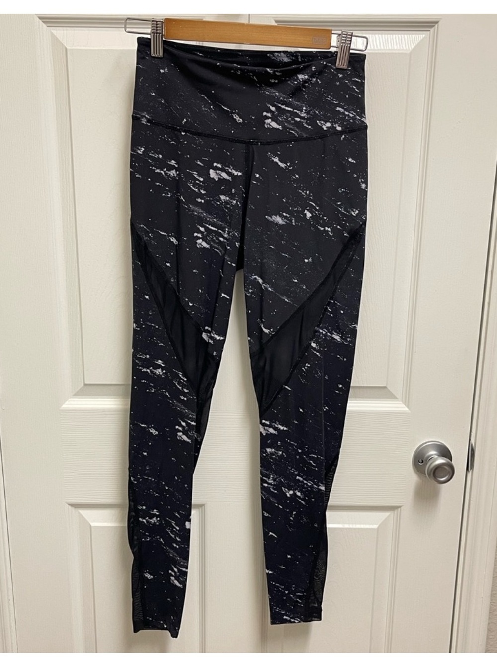 VARLEY “Windsor” Marble Mesh Leggings. 
Sz Small